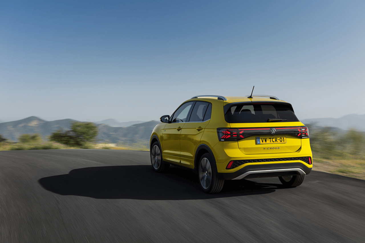 Volkswagen T-Cross geel rijdend