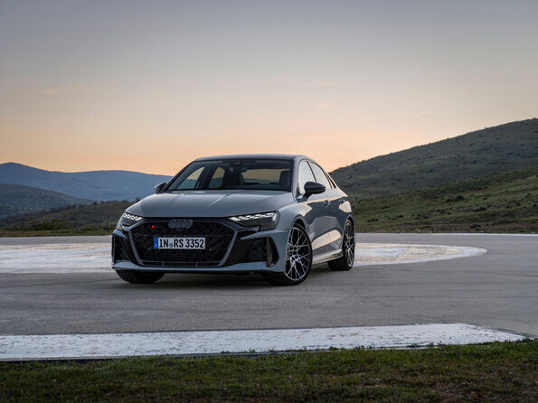 Audi RS 3 Limousine voorkant geparkeerd