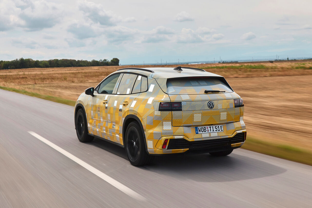 Volkswagen ID. Tiguan camouflage achterzijde rijdend