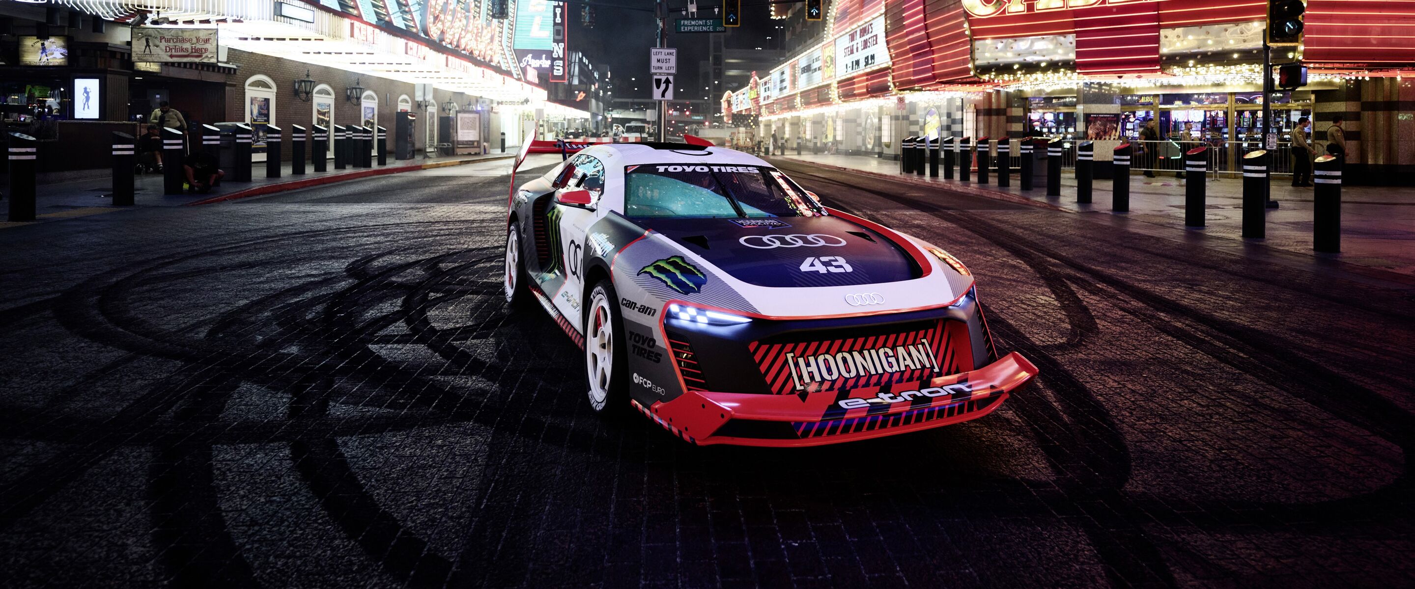 Ken Block vlamt in de Audi S1 Hoonitron in Las Vegas
