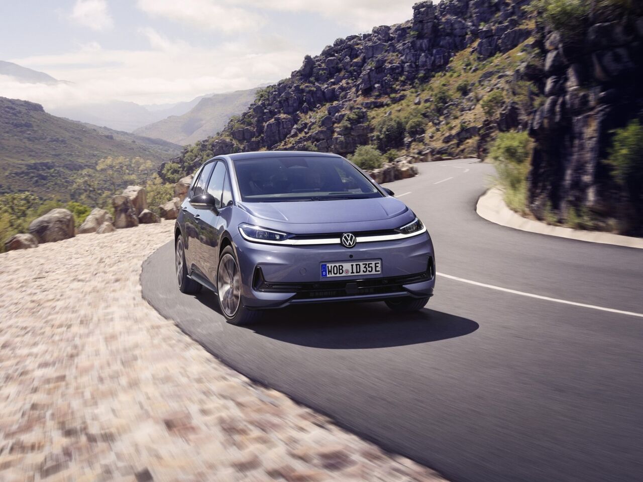 VW ID.3 Neo rijdend door de bergen