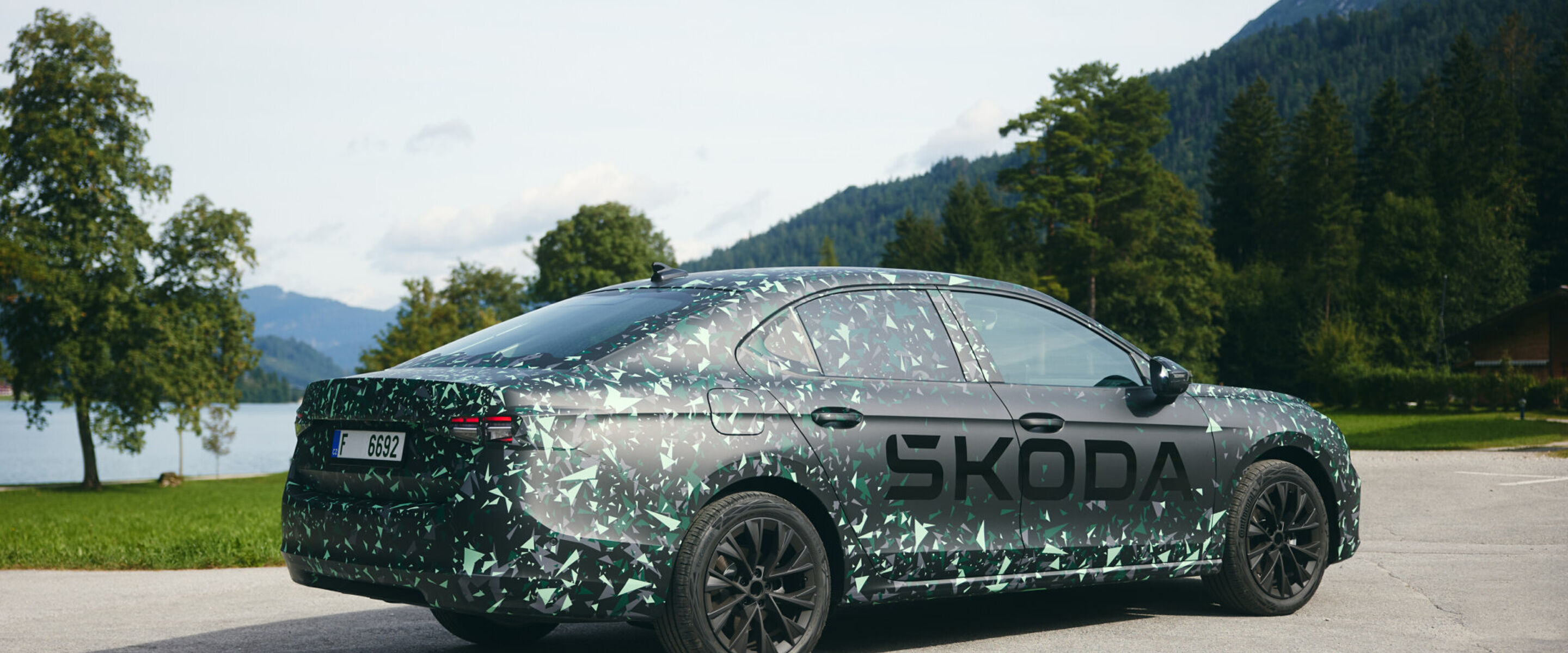 De vierde generatie Škoda Superb krijgt een Combi én hatchback