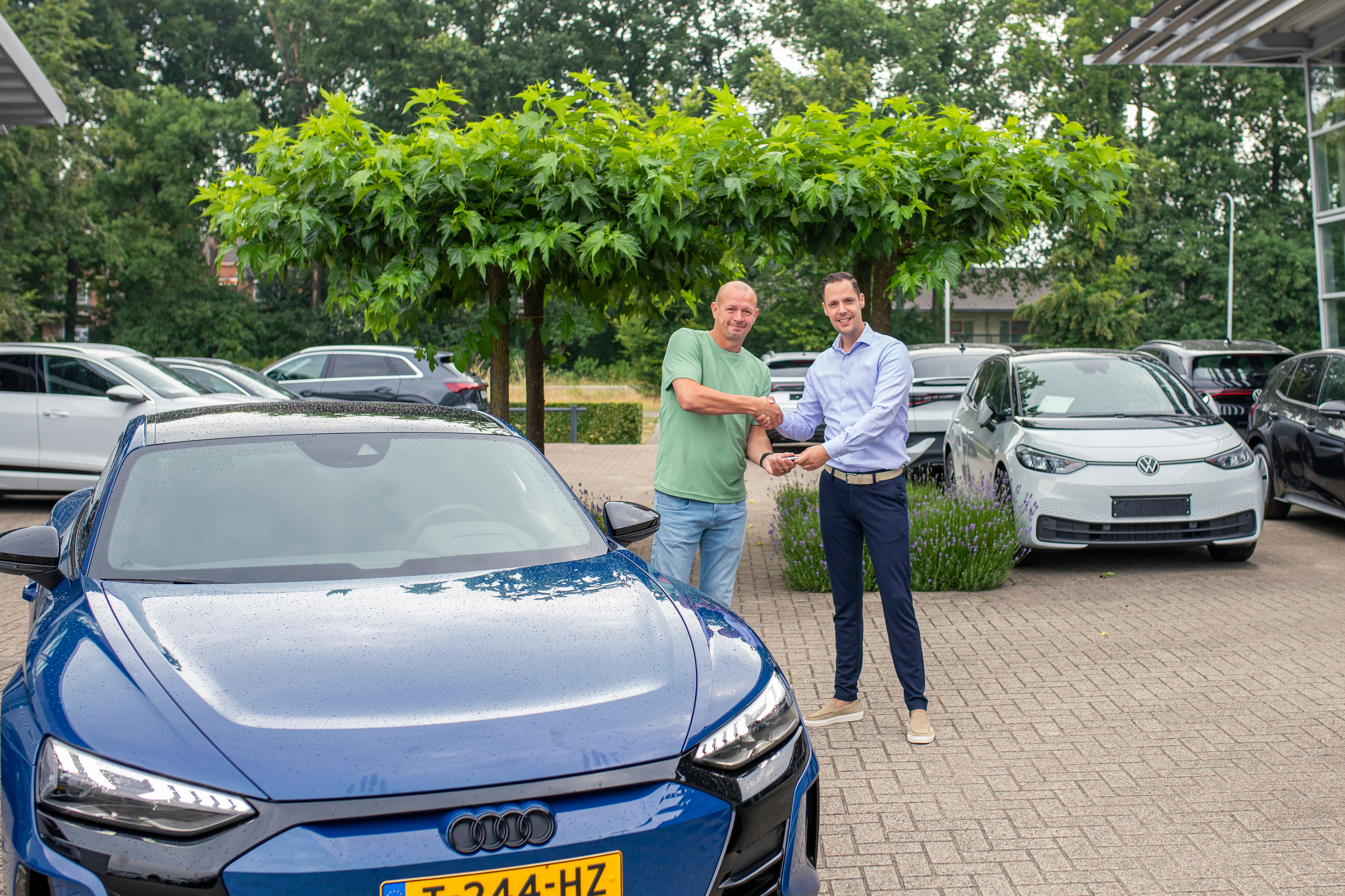 Hoofdscout en coach van De Graafschap test de Audi e-tron GT
