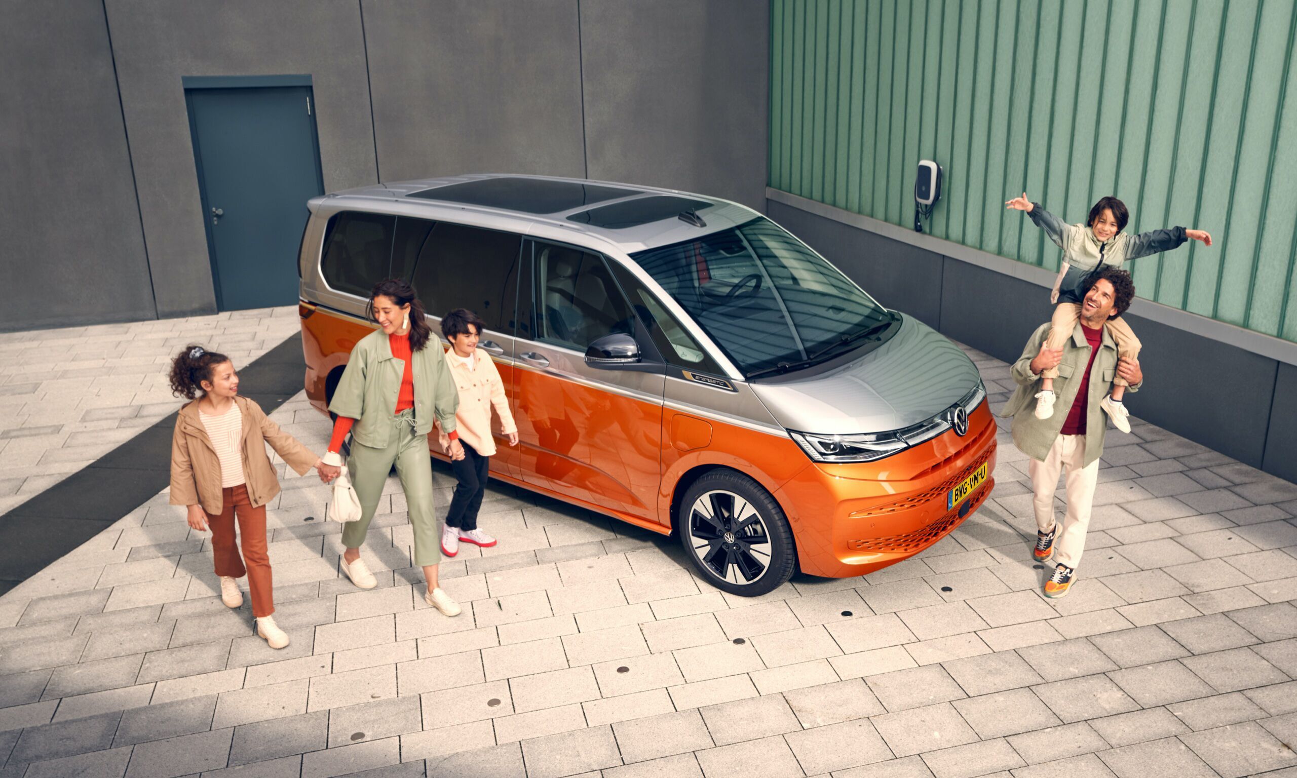 Web Ready JPG-mu002533-vw-multivan-exterieur-fullview-01_NRBRD
