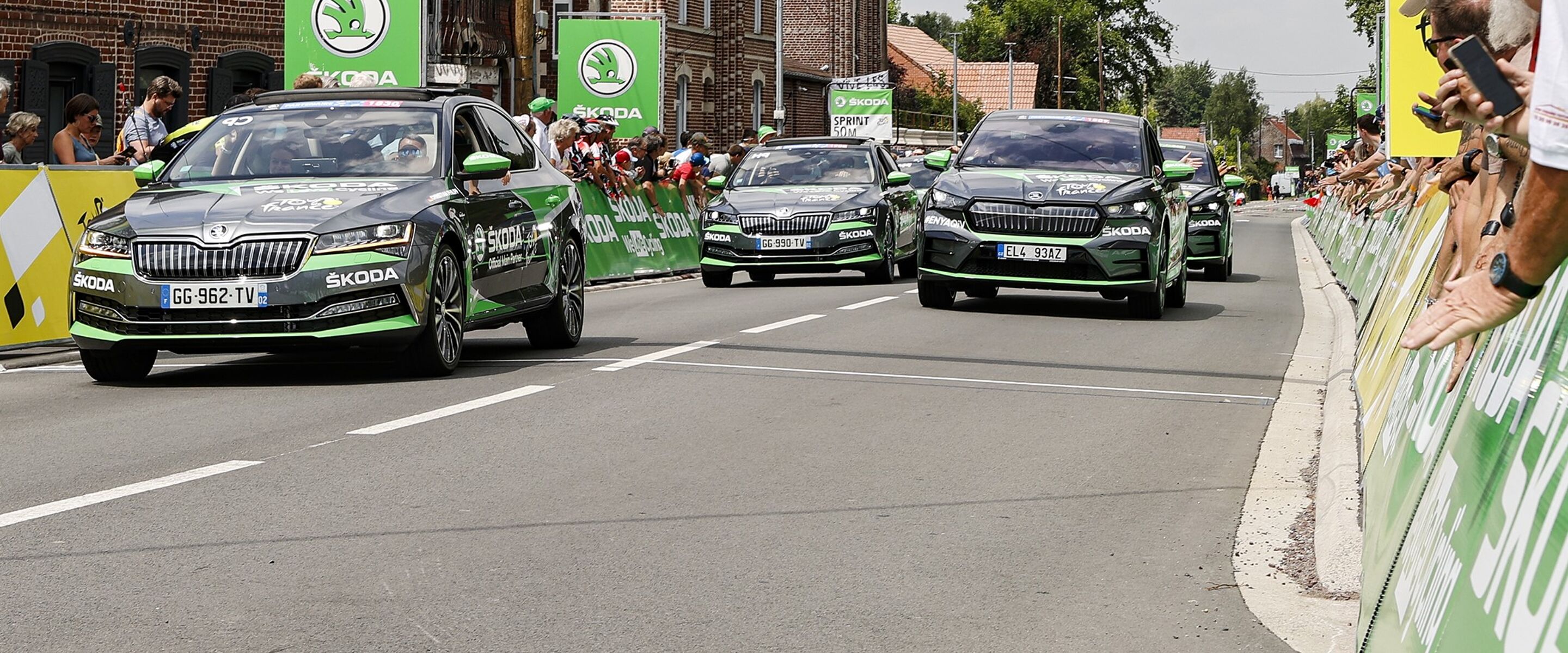 Tour de France: wie bestuurt de Škoda’s op het parcours?