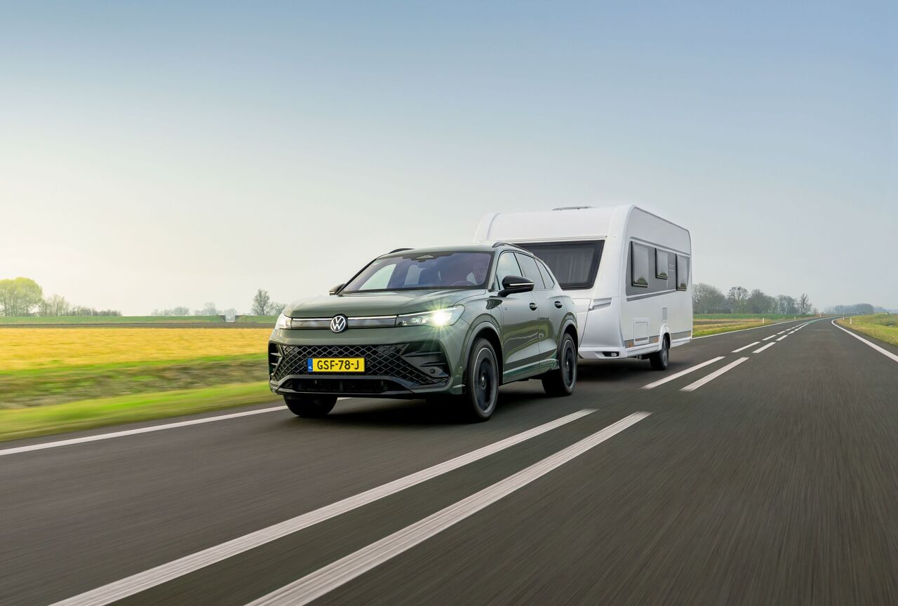 Volkswagen Tiguan rijdend met caravan