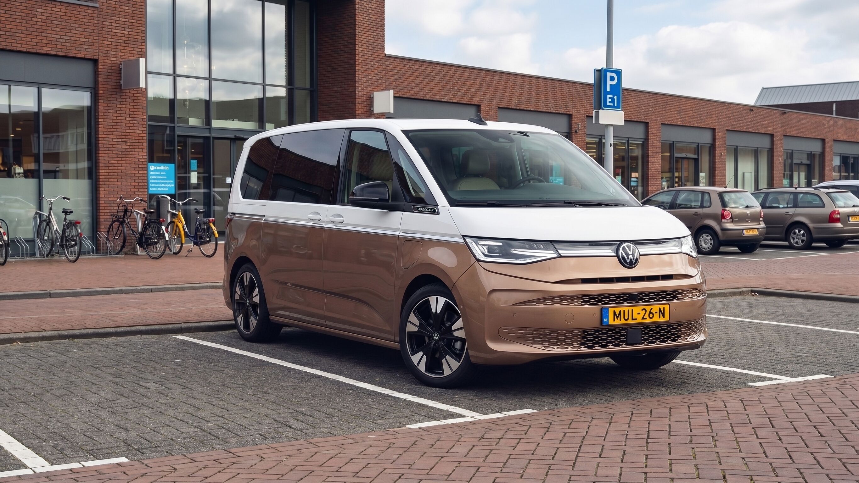 Volkswagen Multivan eHybrid voorkant geparkeerd