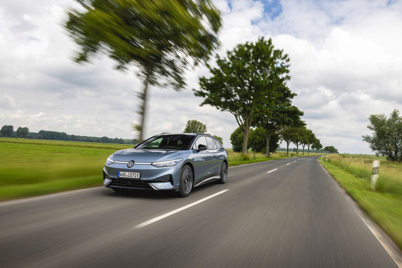Volksagen ID.7 Tourer rijdend voorzijde