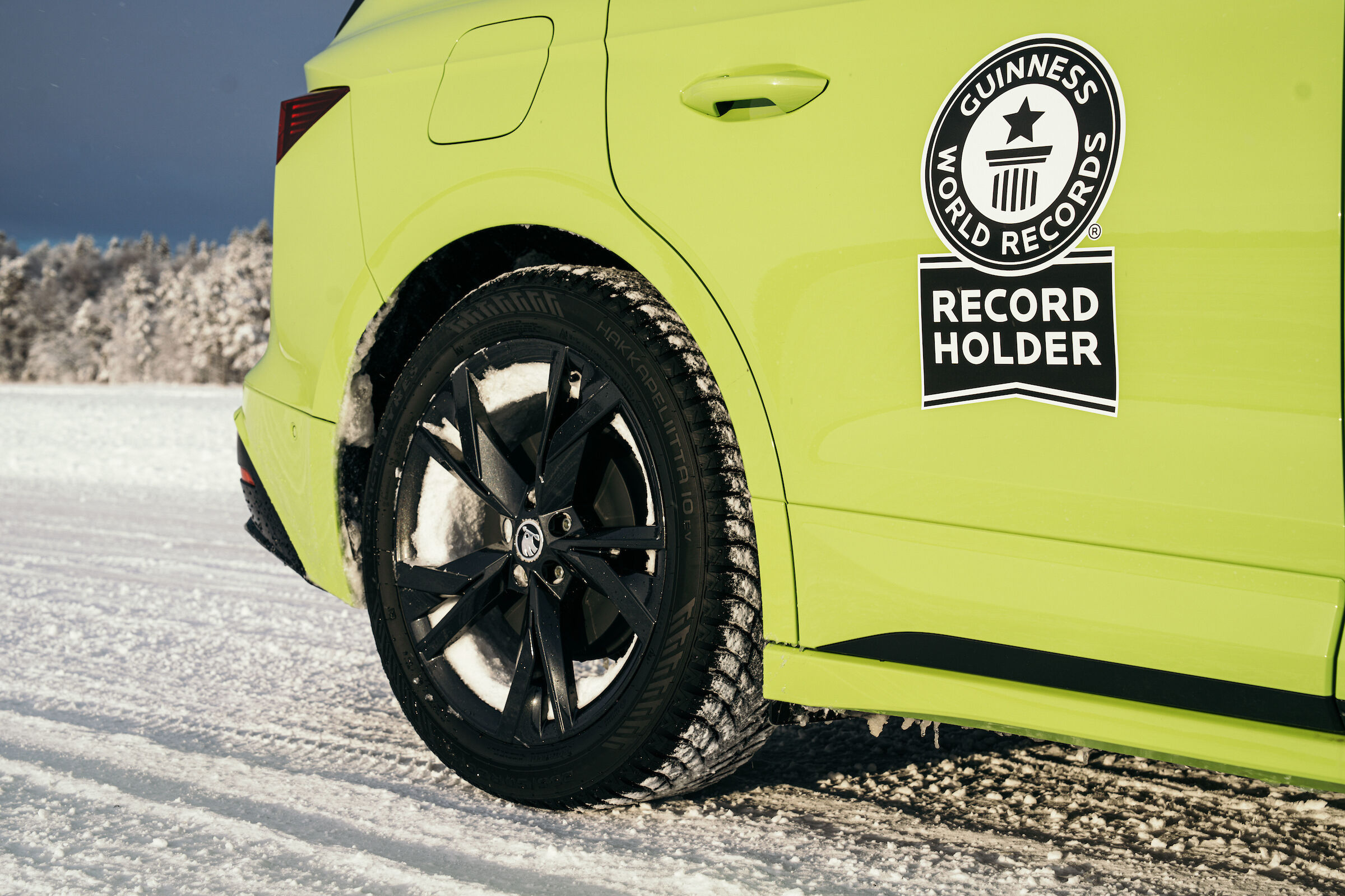 De Škoda Enyaq iV RS drift de recordboeken in