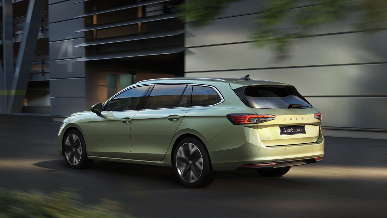 Skoda Superb Combi groen rijdend