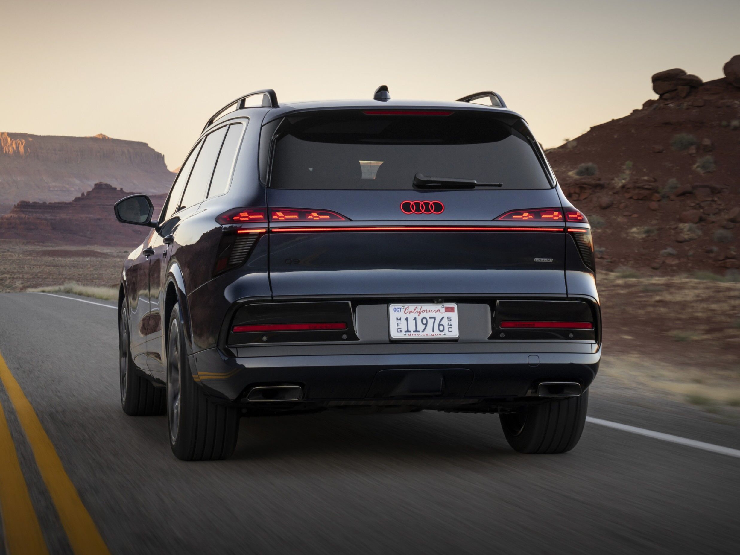Audi Q9 e-hybrid achterkant rijdend