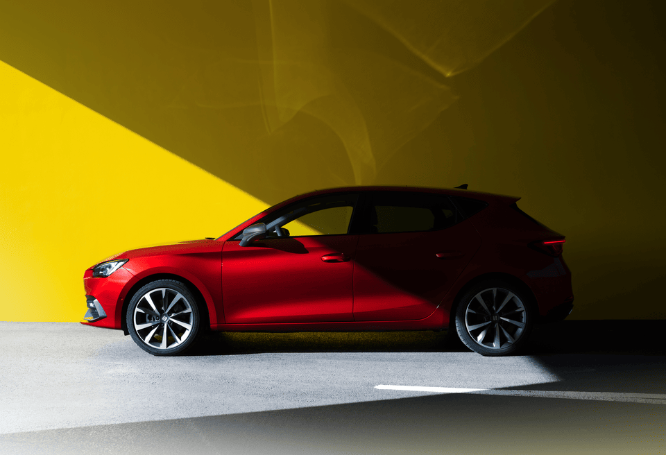 SEAT Leon in het rood van de zijkant