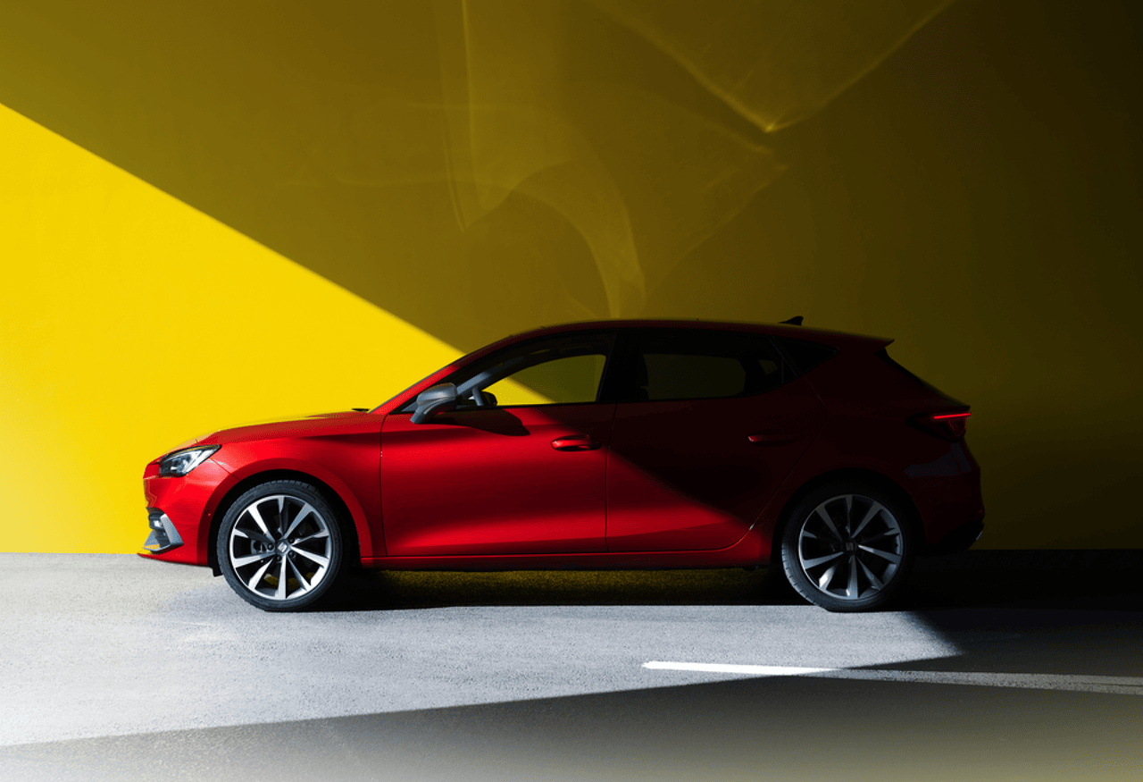 SEAT Leon in het rood van de zijkant