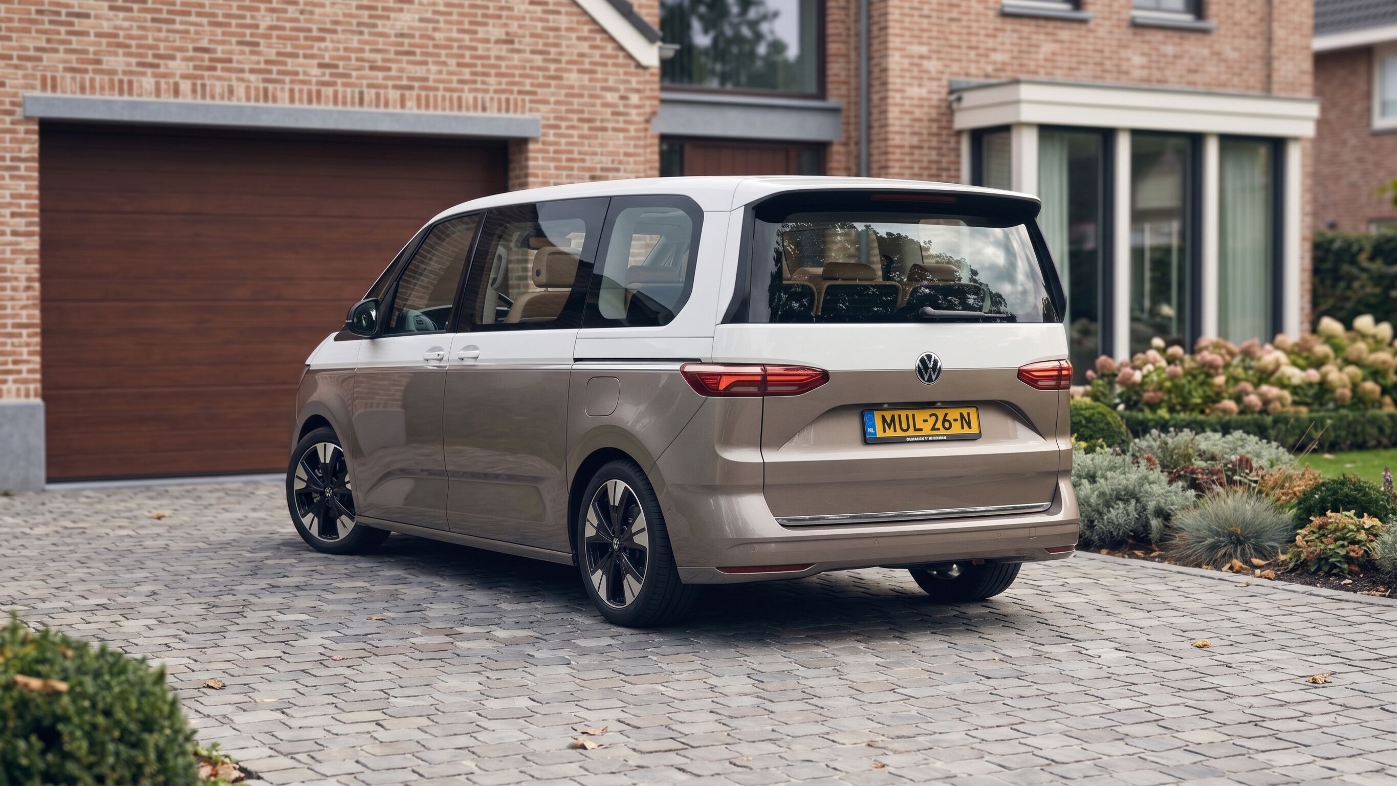 Volkswagen Multivan eHybrid achterkant op een oprit