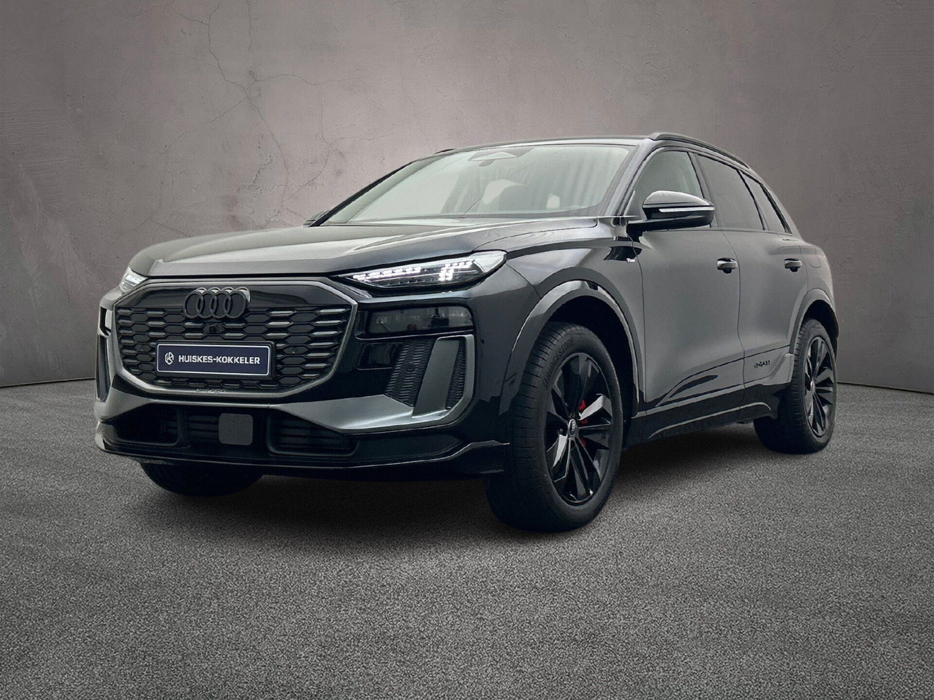 Audi Q6 e-tron e-tron 252pk Advanced edition - ACTIE - HK Black Edition - Rode Remzadels - Zwarte wielen- Zwarte Audi logo's